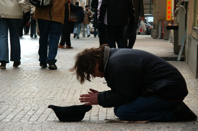 Священик УПЦ дав пораду, як правильно подавати милостиню