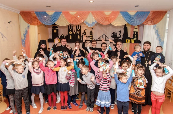 Дети продолжают получать праздничные подарки из Лавры «от Святого Николая»
