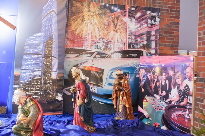 В Білорусі задником вертепу стали фотографії біженців і хмарочосів