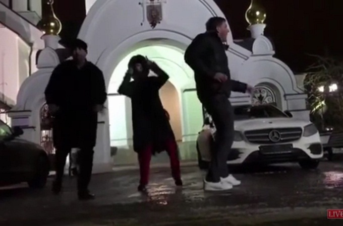 Собчак станцювала біля входу в православний храм і порівняла себе з Pussy Riot (ВІДЕО)