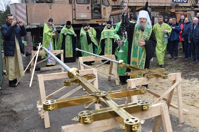 Митрополит Лука освятил кресты на храме противотуберкулезного диспансера