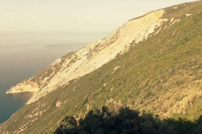 Портал Святої Гори Афон презентував фільм про печеру невидимих старців (ВІДЕО)