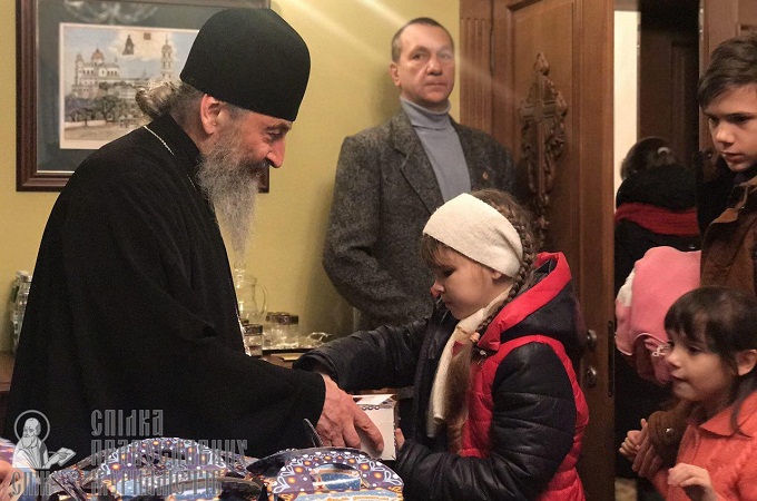 Блаженніший Онуфрій вручив подарунки дітям-сиротам (ФОТО)