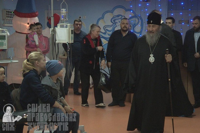 Предстоятель УПЦ благословил детей в Институте рака и раздал подарки (ФОТО, ВИДЕО)