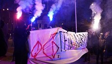 Националисты из С14 заблокировали въезд в Киево-Печерскую лавру