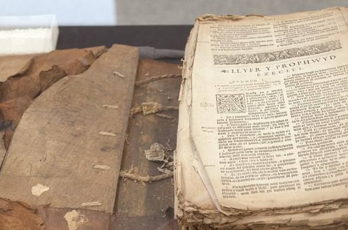 В Уэльсе нашли 400-летнюю Библию, которая не сгорела в огне