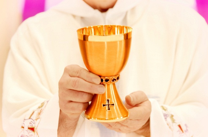 В Ірландії в храмах через грип відмовились від єдиної чаші для Причастя