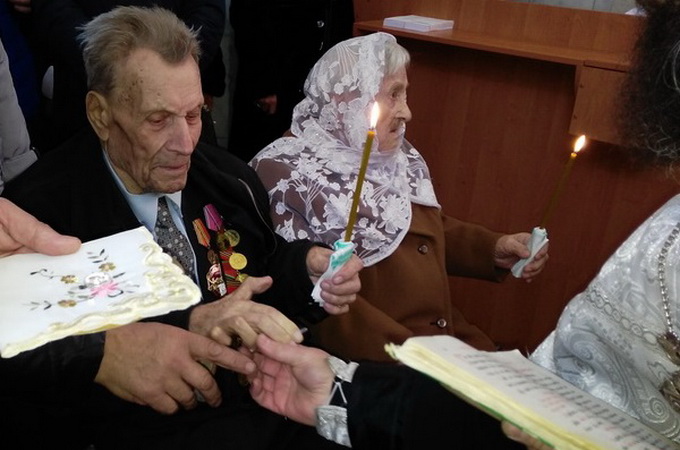 В Ровеньковской епархии УПЦ обвенчала супругов, проживших в браке 75 лет