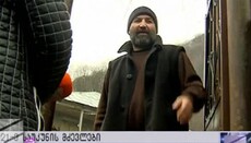 Грузинский архиерей пытается вразумить горца, изолировавшего своих детей