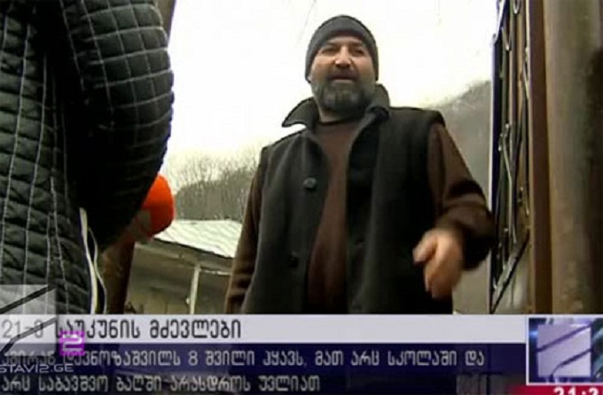 Грузинський архієрей намагається напоумити горця, який ізолював своїх дітей