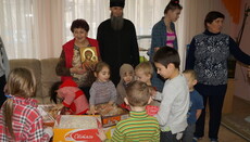 Братія Лаври подарувала іграшки київським дітям-сиротам