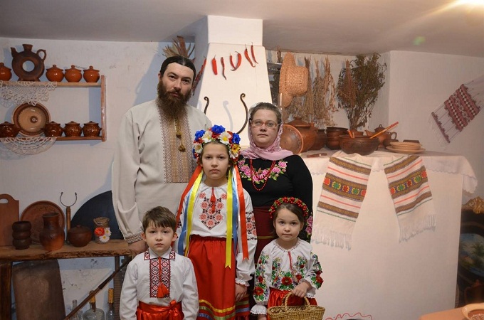 В Кременце семья дьякона УПЦ создала этно-хату