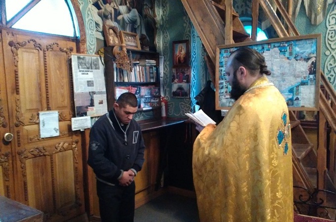 Клирики Коломыи освятили помещения колонии и окрестили осужденного