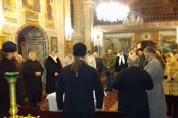В Ужгороді пройшла перша позабогослужбова зустріч духовенства та вірян