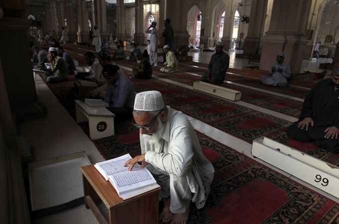 Турецьким мусульманам заборонили їсти лівою рукою