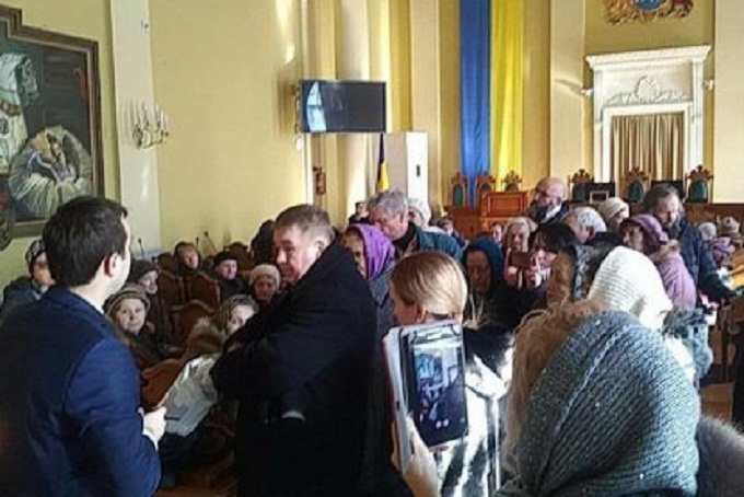 Мер Львова пообіцяв розглянути скаргу парафіян згорілої церкви УПЦ