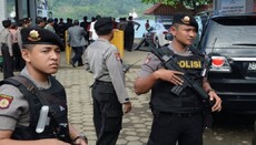 В Индонезии полицейские застрелили мужчину, напавшего с мечом на верующих