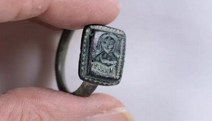 700-річна каблучка з ликом святого Миколая, яку було знайдено