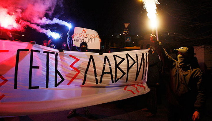 «14» заблокувала вхід в Києво-Печерську лавру