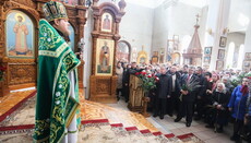 В Вербное воскресенье Порошенко молился с верующими УПЦ в Мариуполе