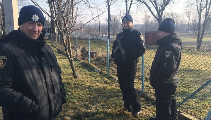 Представители национальной полиции в Птичьей