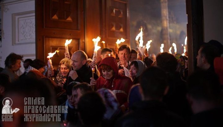 Тысячи верующих встретили Пасху в Киево-Печерской лавре