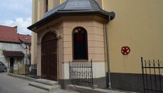 Вандалы исписали стену реформатской церкви на Закарпатье