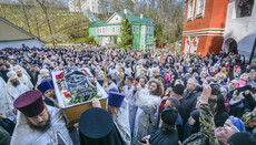 В Псково-Печерском монастыре тысячи верующих простились со старцем Адрианом