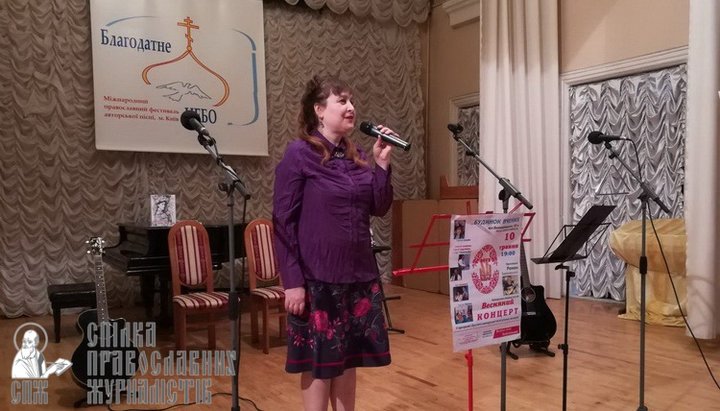 Поет председатель жюри фестиваля