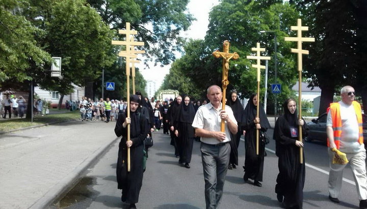 В Ровно начался крестный ход с участием 2000 верующих