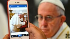 Папа Франциск назвал интернет «даром Бога».