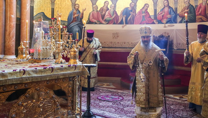 Блаженнейший Митрополит Онуфрий во время богослужения в День Собора святых, в земле Русской просиявших