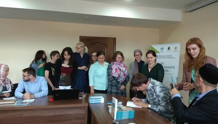 На презентации учебного пособия