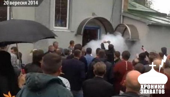 20 сентября 2014 г. «Правый сектор» и филаретовцы взломали двери, связали сторожа и захватили храм УПЦ