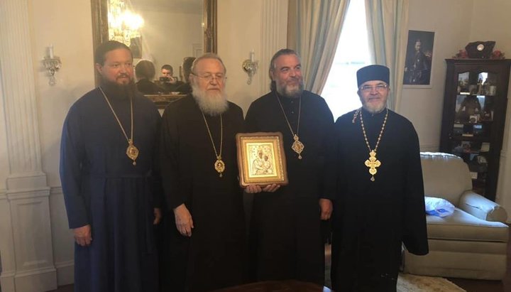 Митрополит Іларіон нагороджує