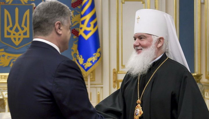Порошенко поздравил главу УАПЦ с восстановлением в сане священника