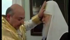 У Мережі поширили відео, в якому цілитель «благословляє» Філарета
