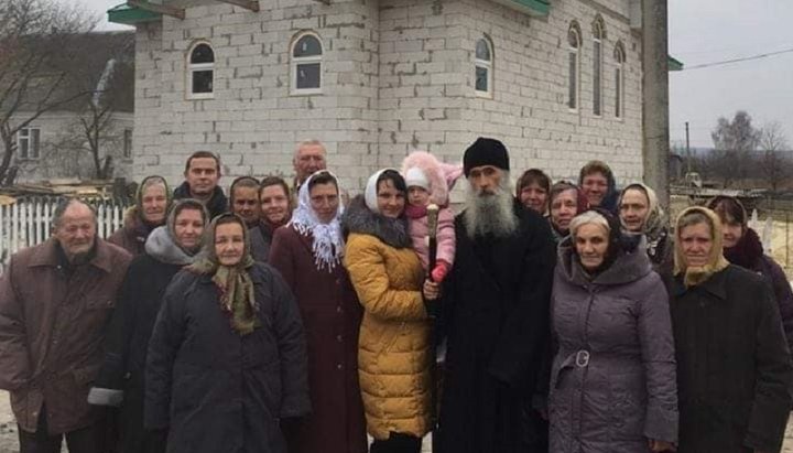 Владыка поздравил верующих с праздником и ознакомился с ходом строительства нового храма в честь святой праведной Анны.