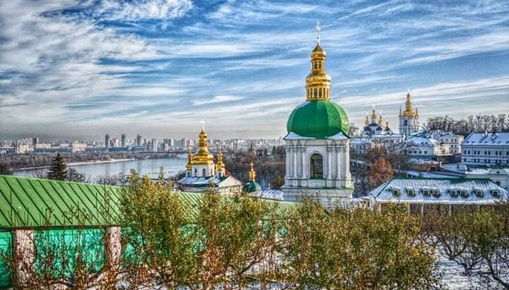 В якому статусі Лавра більш народна?