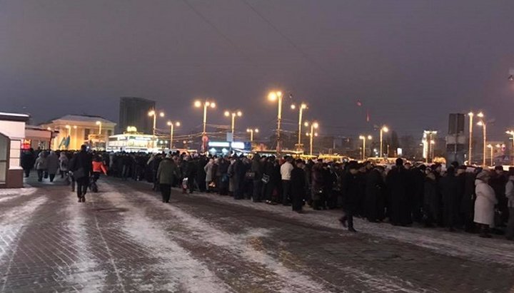 На митинг в поддержку Томоса в Киеве 15 декабря централизованно свозят людей со всей Украины.