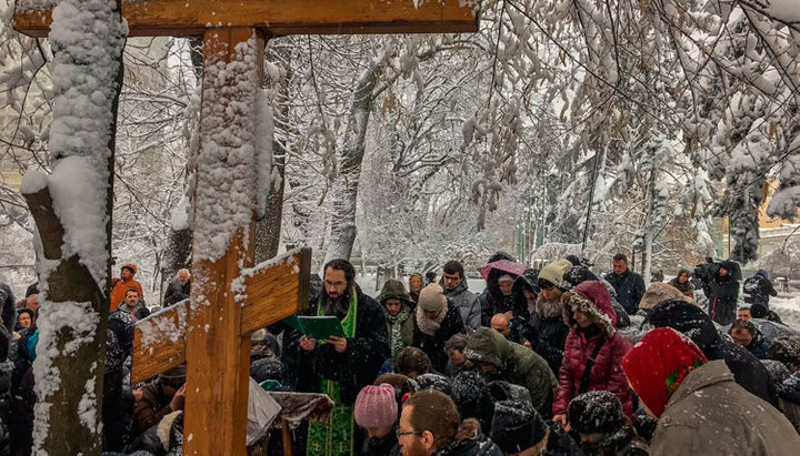 Православные на молебне у стен Верховной Рады