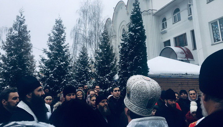 Верующие взяли в кольцо немногочисленных радикалов