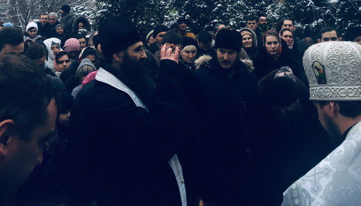 Люди собирались со всех концов Винницы и епархии, чтобы отстоять храм.