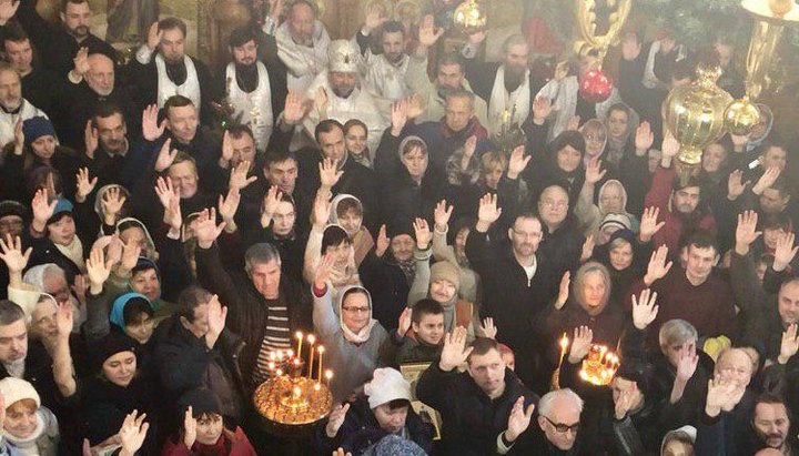 Громада Свято-Преображенського храму Києва голосує за підтримку УПЦ