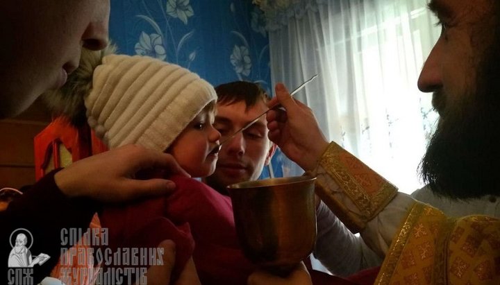 Протоиерей Андрей Геналюк совершает богослужения в церковном доме, в котором проживает с семьей.
