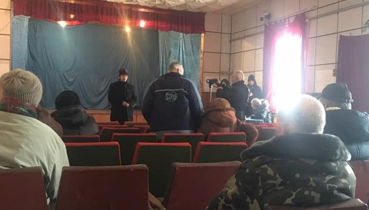 Представители «Братства Благовісників» проводят собрание в сельском клубе