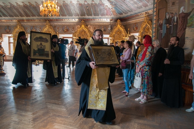 Відбувся хресний хід навколо столиці зі святиннями Києво-Печерської лаври задля припинення пожеж (ФОТО)