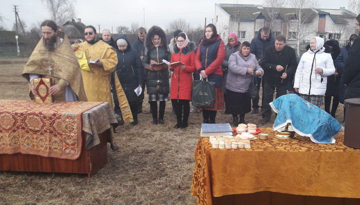 Духовенство и община УПЦ совершили Божественную литургию на улице возле храма