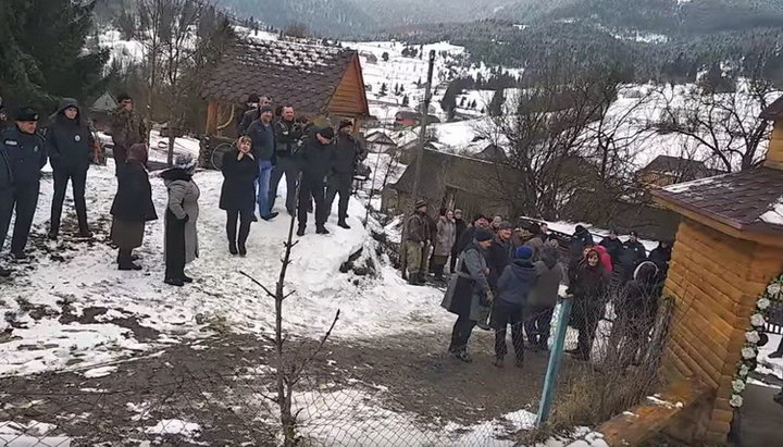 На территорию храма в сопровождении полиции пришли сторонники «перехода»