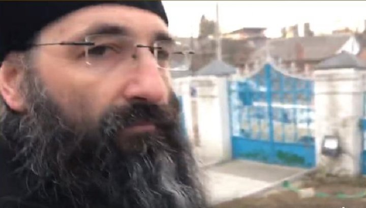 Агрессивно настроенные активисты ПЦУ стали силой оттеснять владыку Варсонофия к ограде храма.